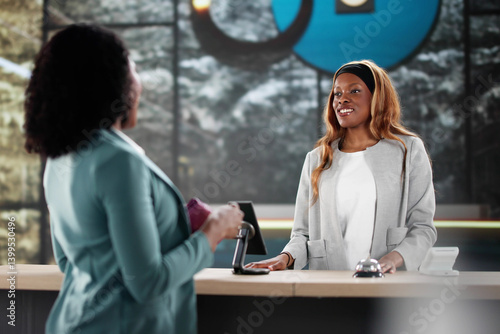 Obraz na płótnie African Businesswoman Checking In w salonie