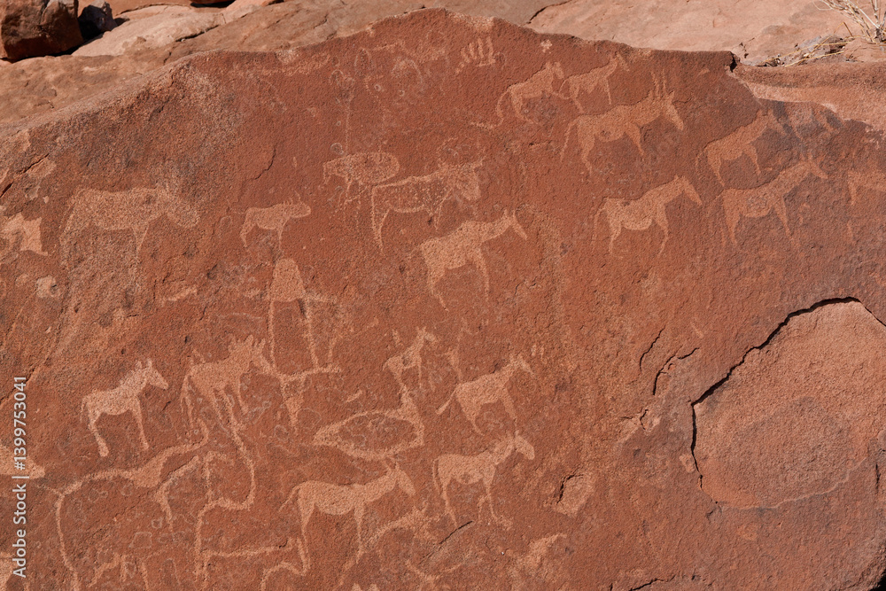 Fototapeta premium Sehr alte Steinzeichnungen im Fels von Twyfelfountain in Namibia 