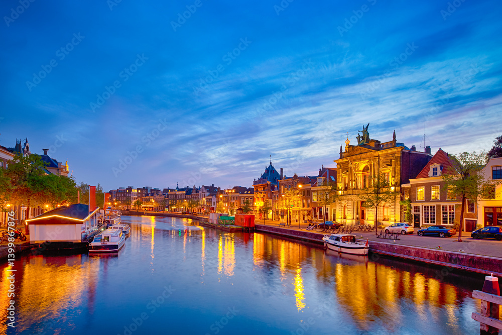 Obraz premium Picturesque Evening Twilight View of Harlem Sight on Spaarne River On The Background At twilight.