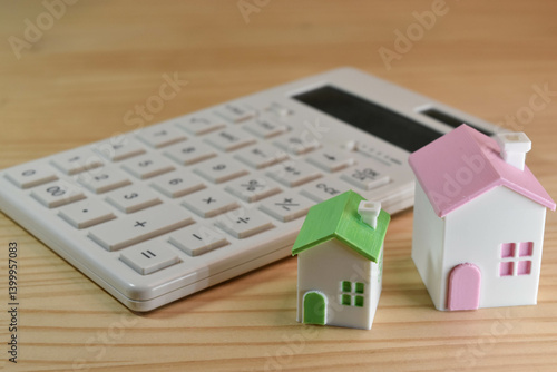 家と電卓　不動産イメージ