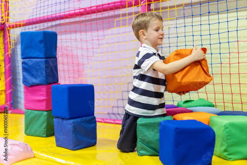 Obraz na płótnie Boy playing with soft foam blocks w salonie