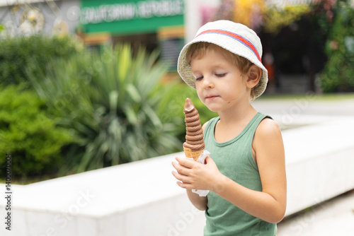 Obraz na płótnie Child eating chocolate ice cream cone outdoors w salonie