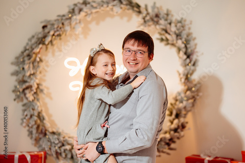 Obraz na płótnie Happy dad and daughter in christmas decor. w salonie