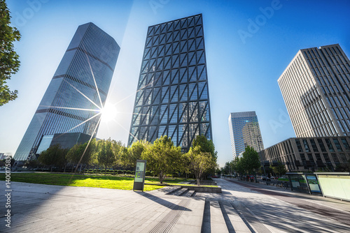 Obraz na płótnie Urban Elegance: Modern Skyscrapers in Sunlight w salonie