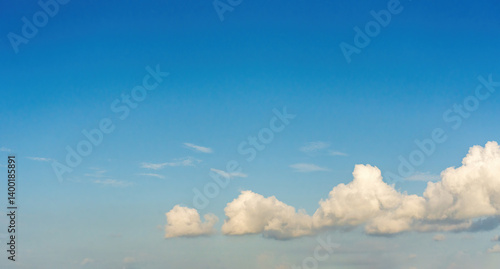 Obraz na płótnie Tranquil Blue Sky with Soft Clouds w salonie