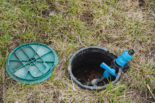 Foto A flexible hose is protruding conspicuously from a hole that has been carefully