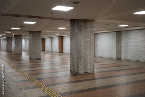 Wallpaper Mural 無人のタイル張りの広い地下空間 Torontodigital.ca