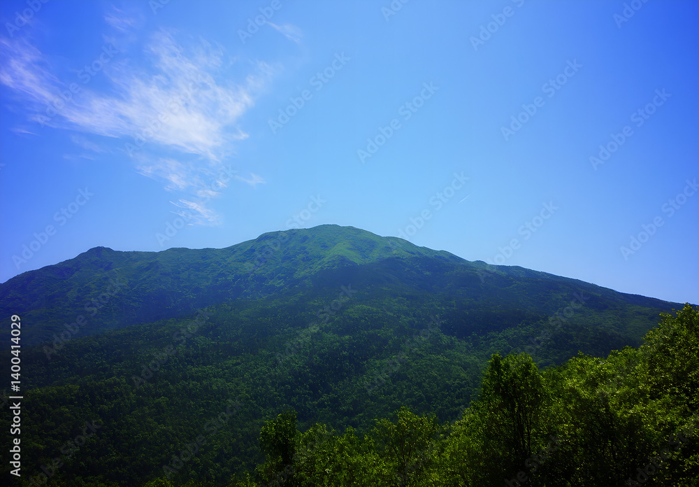 Emerald Peak: The Calm of the Green Mountain Emerald Peak: The Calm of the Green Mountain