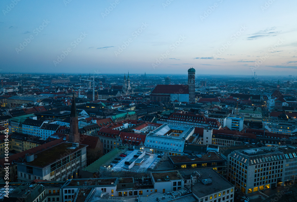 Obraz premium Frauenkirche in Munich at night from the air