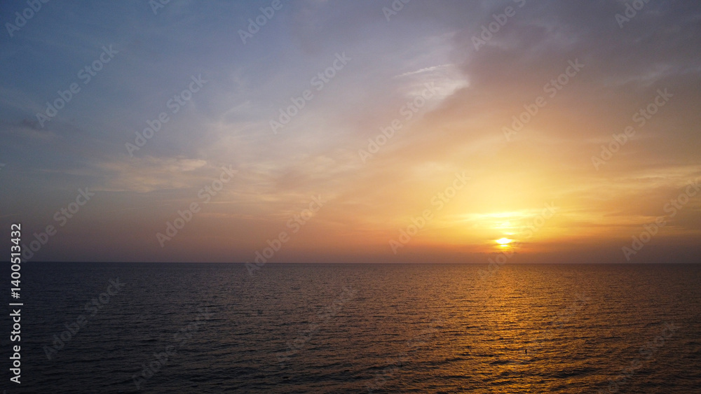 Obraz premium Dramatic Sunset Over a Calm Sea