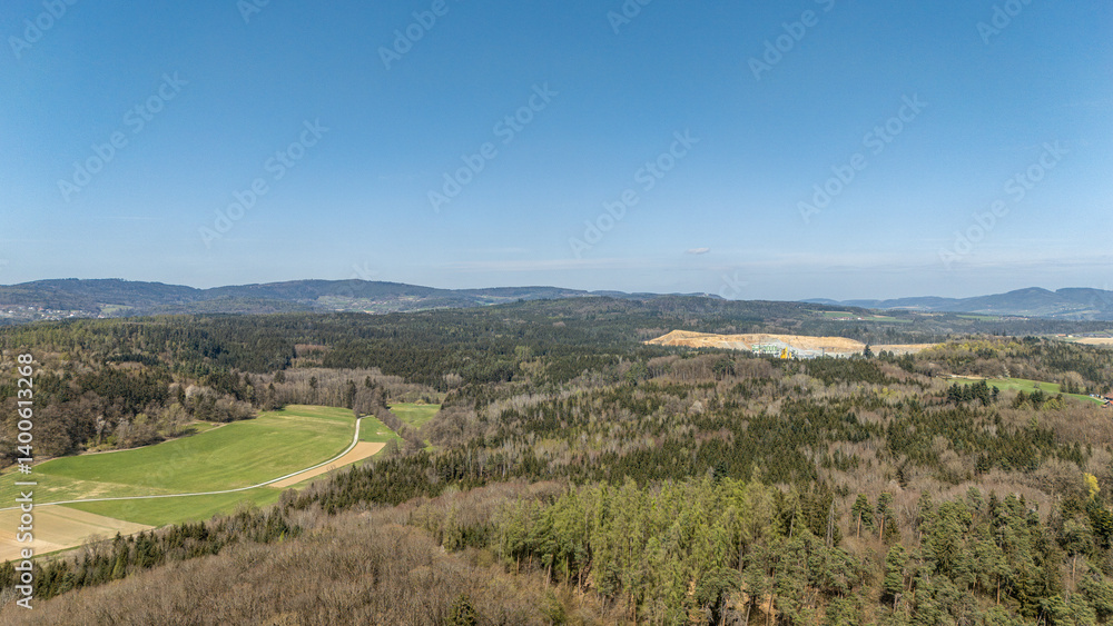 Naklejka premium Die weite Landschaft des niederbayerischen Gäubodenlandes