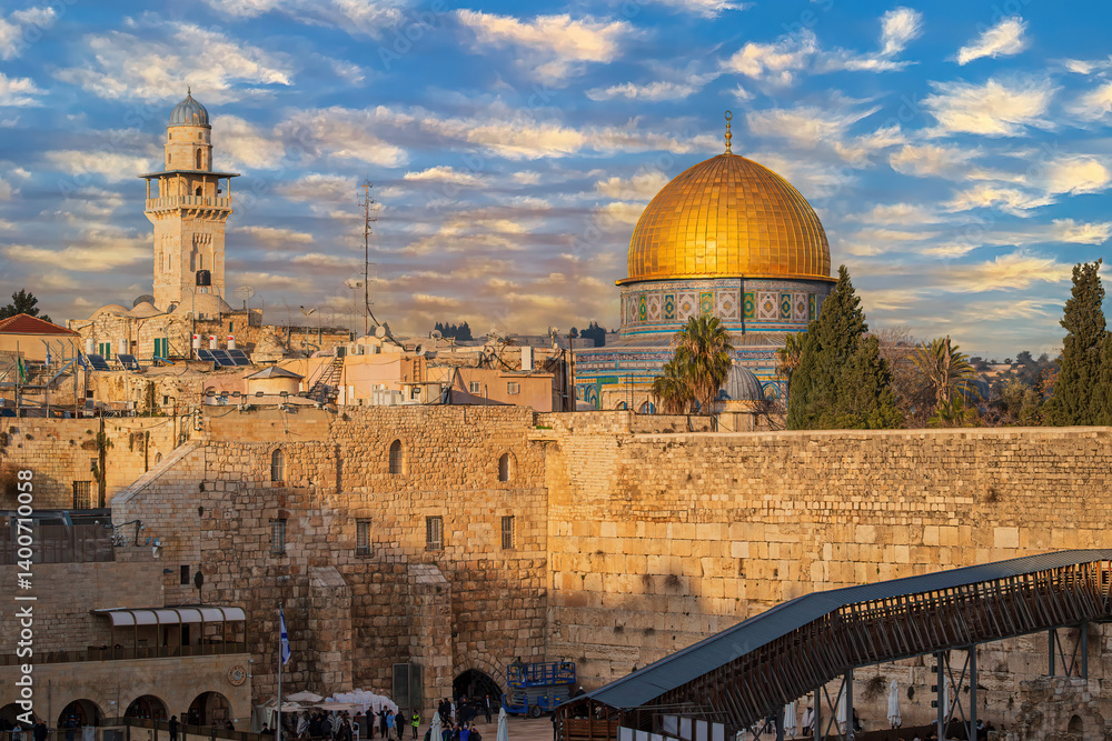 Obraz premium Shining Dome of the Rock in the Old City of Jerusalem, Israel