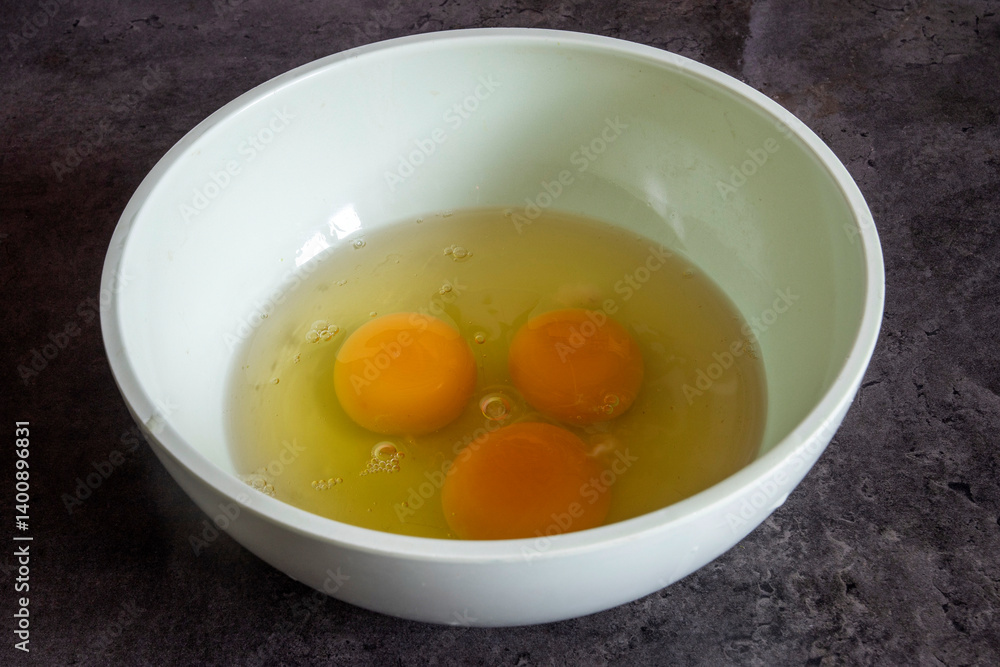 uova in una ciotola per fare una frittata. uova in una ciotola per fare una frittata.