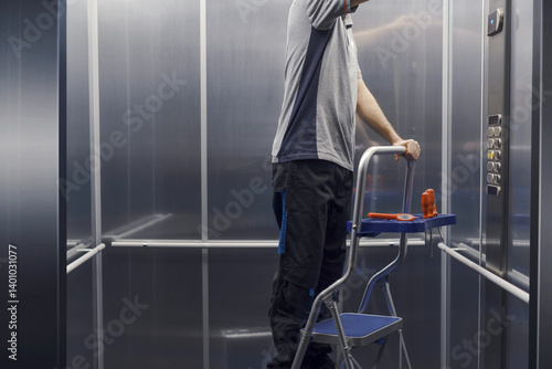 Papier peint Elevator mechanic repairing the elevator