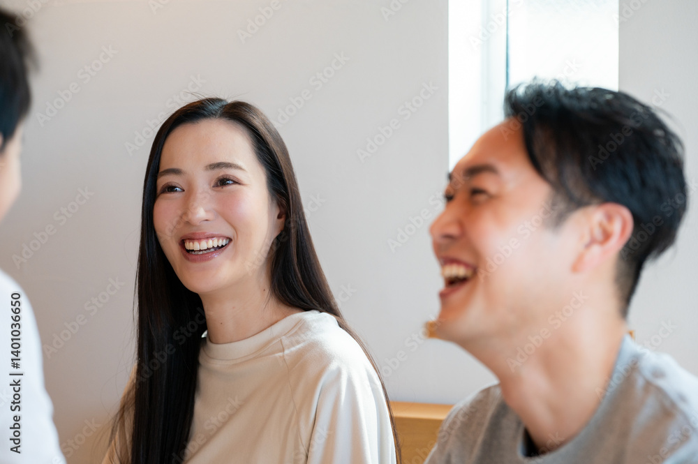 ベッドでくつろぐ日本人男女 ベッドでくつろぐ日本人男女