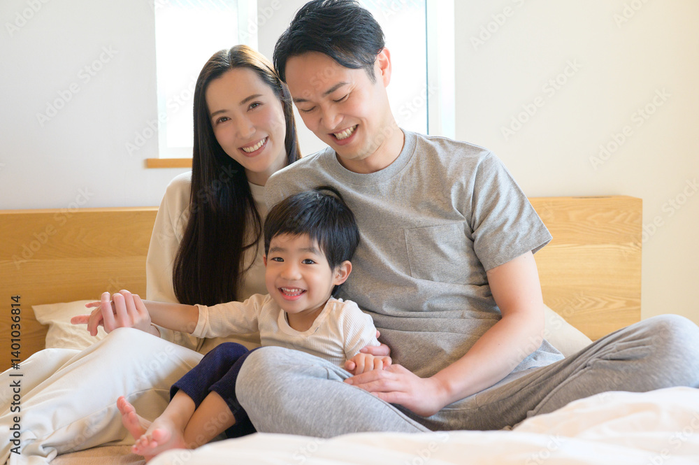 ベッドで遊ぶ日本人家族 ベッドで遊ぶ日本人家族