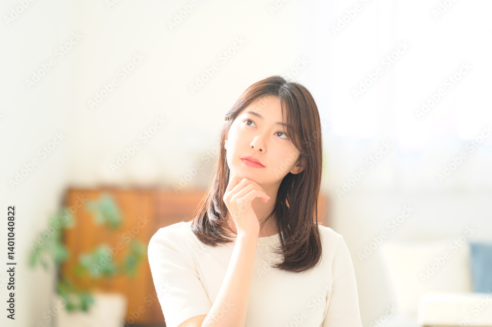 考える日本人女性 考える日本人女性