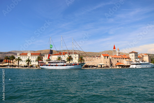Obraz na płótnie Beautiful old buildings, boats and yachts on the promenade in Trogir, Croatia. Sunny summer day in Trogir. w salonie
