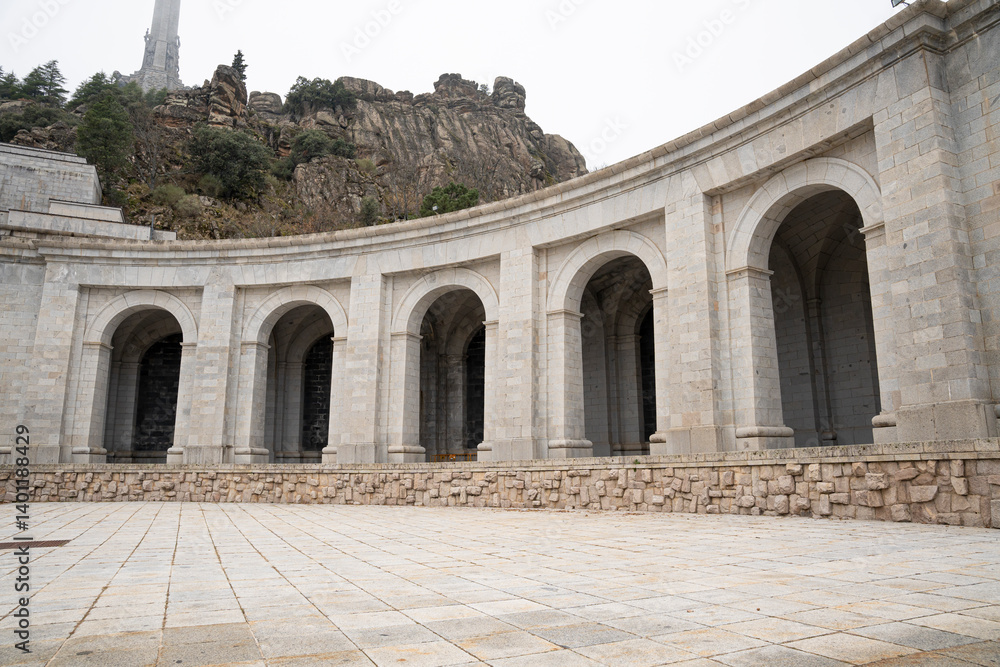 Obraz premium Iconic Valle de los Caídos Cross Shrouded in Foggy Surroundings