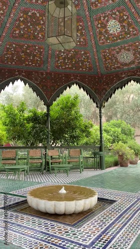 Pavillon mit Brunnen und Sitzplätzen in Marrakech