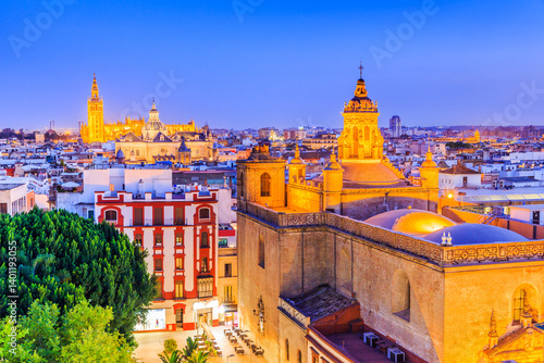 Obraz na płótnie Seville, Spain. Old quarter skyline at twilight. w salonie