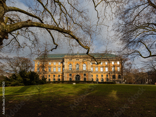 Obraz na płótnie Building of museum in the park w salonie