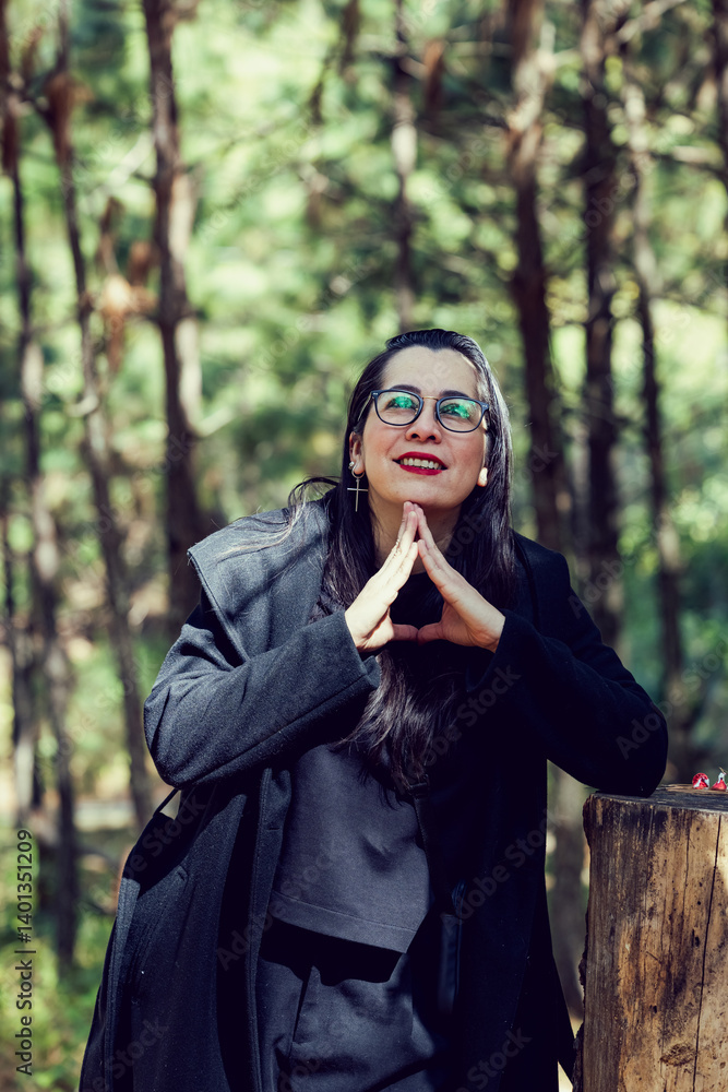 Mujer latina disfrutando y agradecida del bosque al aire libre Mujer latina disfrutando y agradecida del bosque al aire libre