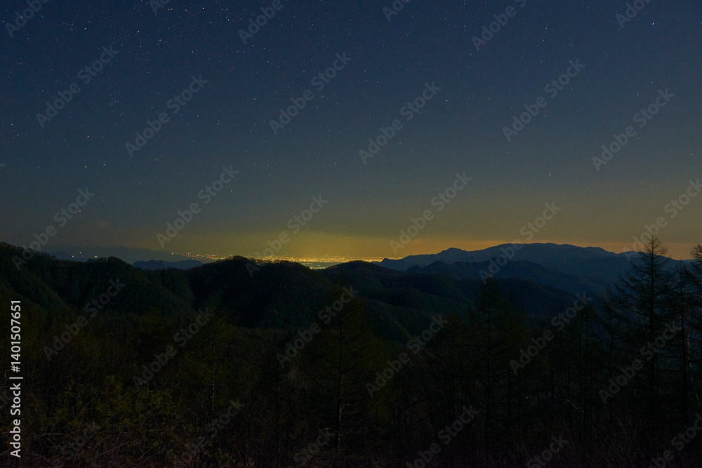 Fototapeta premium 星空と街灯（まちあかり）が交わす、静かな対話