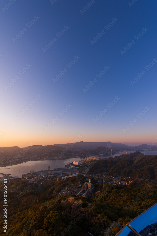 Fototapeta premium 稲佐山から望む長崎の夜明けと朝日に染まる街
