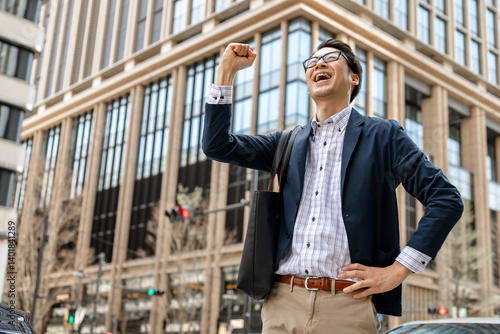 Wallpaper Mural 笑顔でガッツポーズをする男性 Torontodigital.ca