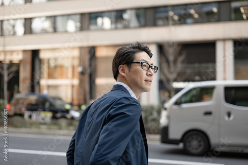 Wallpaper Mural オフィス街を歩くビジネスマン Torontodigital.ca