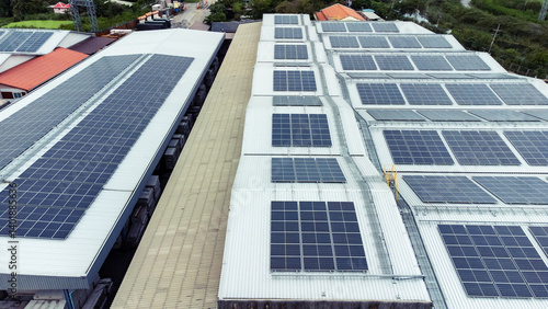 Obraz na płótnie multiple solar panels installed on the rooftop of a building. The solar panels are arranged in neat rows and columns, with clear separations between each panel. w salonie