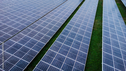 Obraz na płótnie multiple solar panels installed on the rooftop of a building. The solar panels are arranged in neat rows and columns, with clear separations between each panel. w salonie