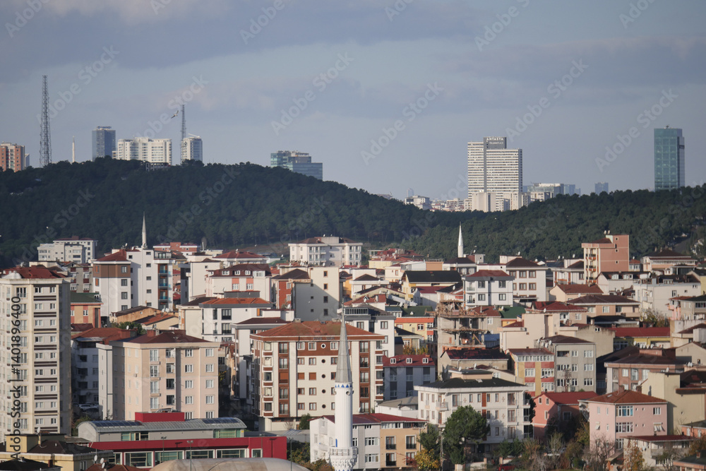 Naklejka premium Urban landscape view of buildings near hills in a bustling city