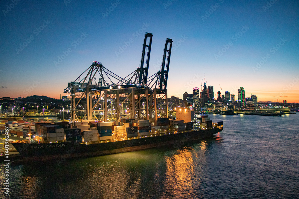 Fototapeta premium Ship at port in Auckland at night - Auckland, New Zealand