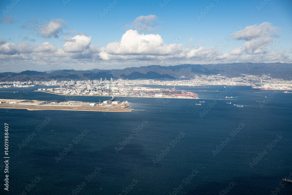 兵庫県 神戸空港に着陸する飛行機の窓から見た景色