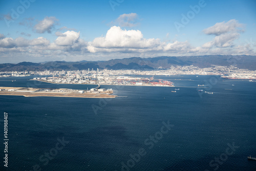 Obraz na płótnie 兵庫県 神戸空港に着陸する飛行機の窓から見た景色 w salonie