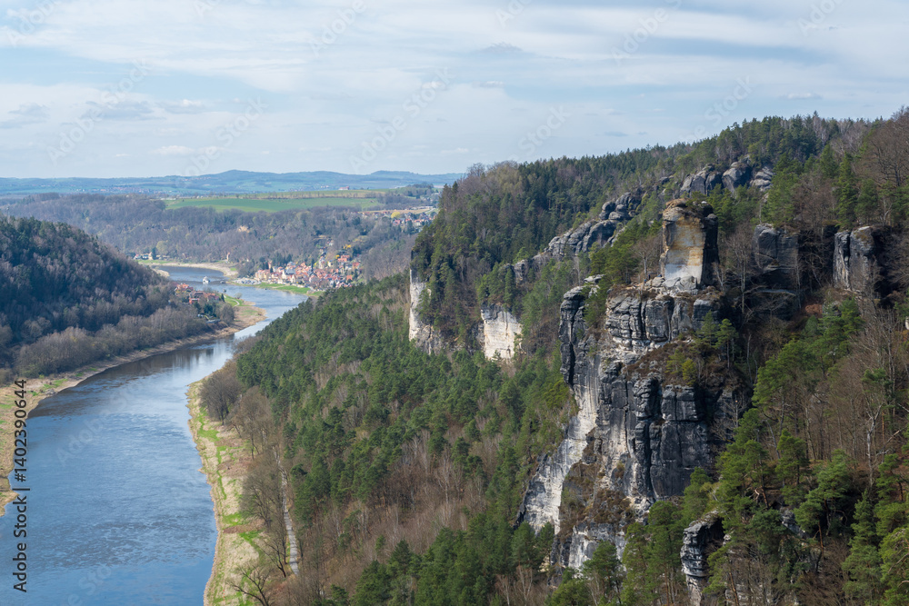 Panoramablick auf die Bastei und das Elbtal in der Sächsischen Schweiz Panoramablick auf die Bastei und das Elbtal in der Sächsischen Schweiz
