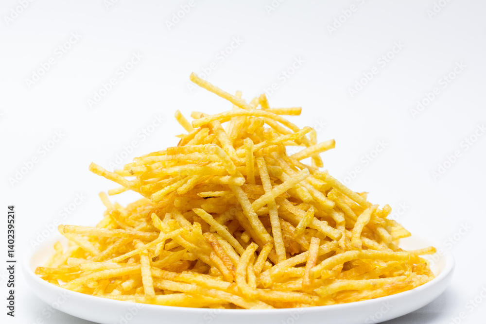 Plato de patatas fritas tipo paja con fondo blanco Plato de patatas fritas tipo paja con fondo blanco