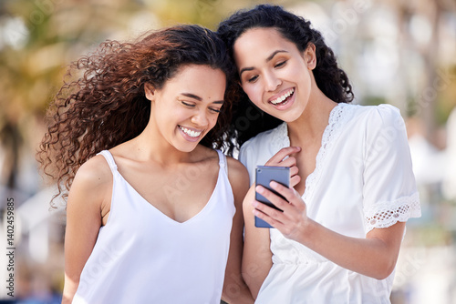 Fotografi Woman, friends and smartphone or happy outside, bonding and scrolling and browse on app or website for funny meme