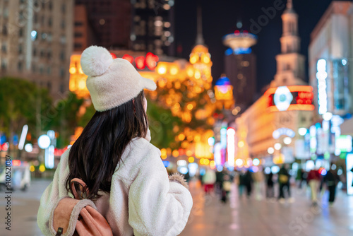 Fotografía Young female tourist walking at Nanjing road shopping street landmark and popula