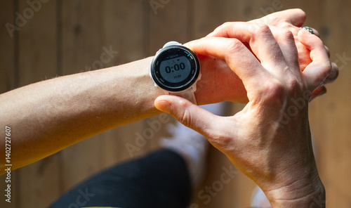 Obraz na płótnie fit woman using a smartwatch for excercise w salonie