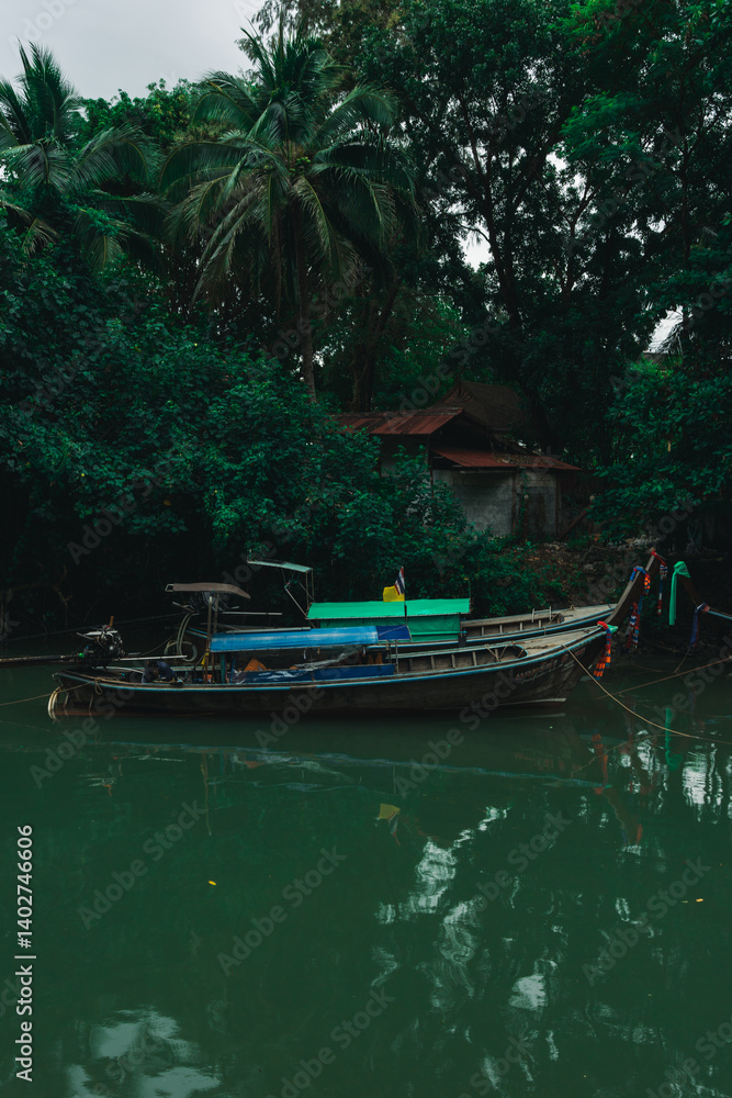Fototapeta premium barco tailandes en el rio