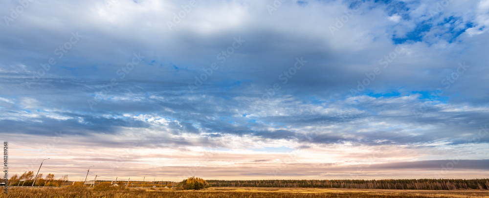 Obraz premium Large, open field with a cloudy sky