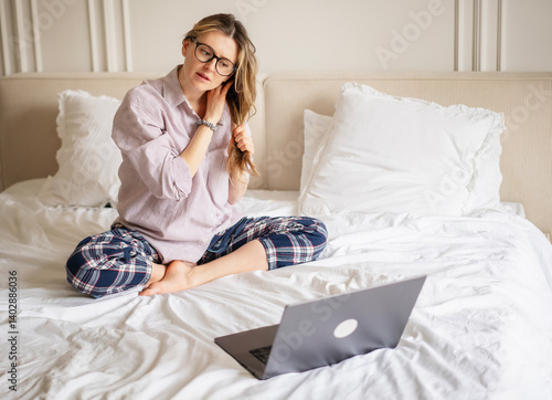 Obraz na płótnie Beautiful smiling woman using laptop in bed w salonie
