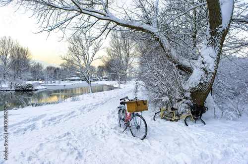 Obraz na płótnie bicycle in winter snow w salonie
