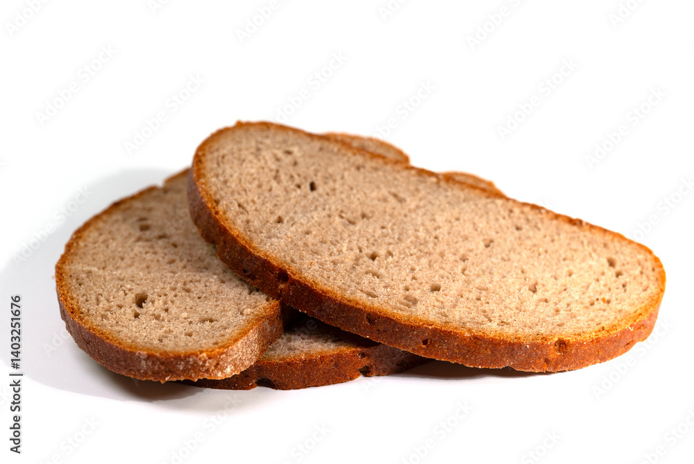 Schwarzbrotscheiben vor weißem Hintergrund Schwarzbrotscheiben vor weißem Hintergrund