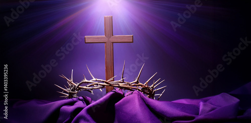 Una cruz de madera iluminada con luz divina con una corona de espinas sobre una túnica morada representado la pasión y crucifixión de Jesucristo en Semana Santa