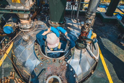 Obraz na płótnie Male into work inspection process chemical into stairways chemical stainless tank w salonie