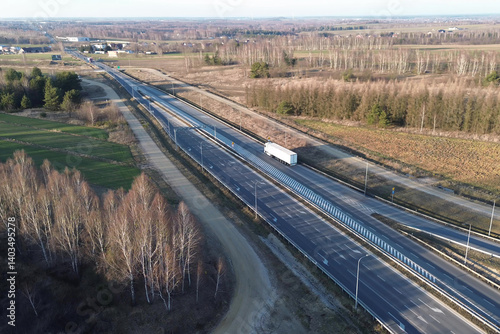Obraz na płótnie White logistics truck speeding on open highway w salonie